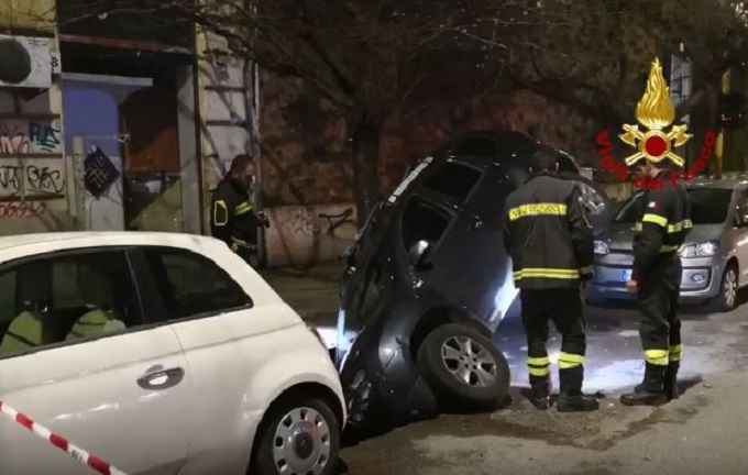 Roma, si apre voragine sulla Gianicolense: coinvolte due auto parcheggiate