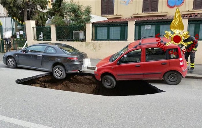 Roma, si apre un’altra maxi voragine con due auto parcheggiate in bilico [VIDEO]