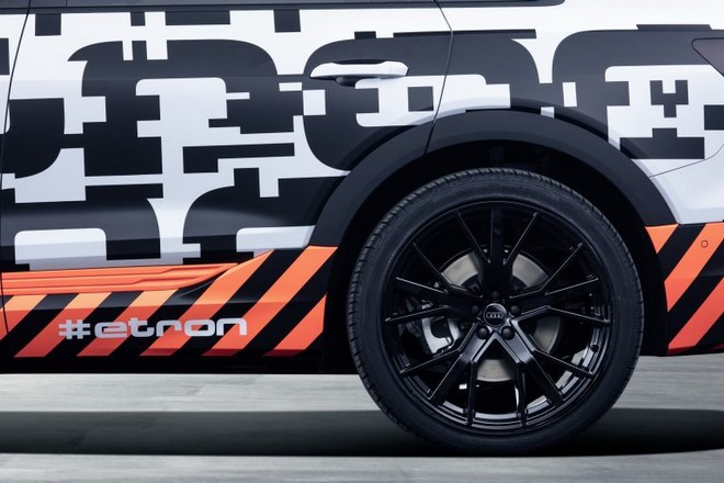 Audi e-tron: i prototipi nelle strade di Ginevra [TEASER]