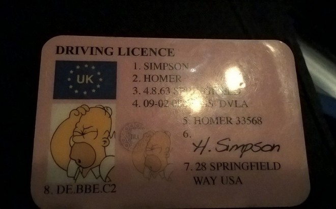 Inghilterra: fermato, mostra la patente di Homer Simpson