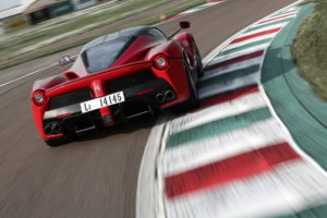 Ferrari introdurrà il V8 ibrido l’anno prossimo, forse per il suo primo SUV