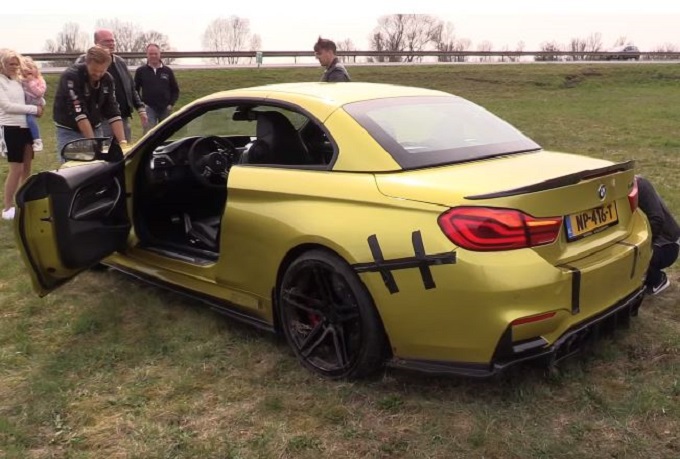BMW M4 Cabrio va lunga in curva e finisce fuoristrada [VIDEO]
