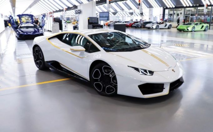 Lamborghini Huracan di Papa Francesco: l’asta di vendita in beneficenza è il 12 maggio