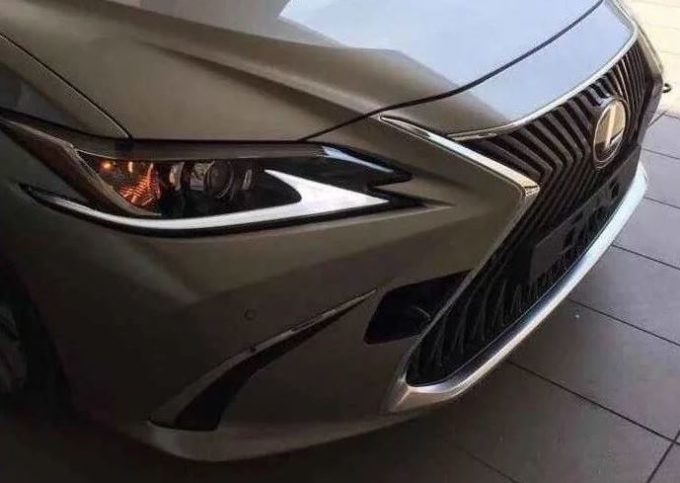 Lexus ES MY 2019: un immagine svela il frontale della nuova berlina
