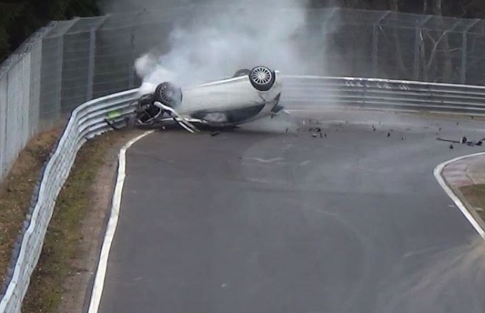 Mercedes A45 AMG: pauroso incidente al Nurburgring [VIDEO]