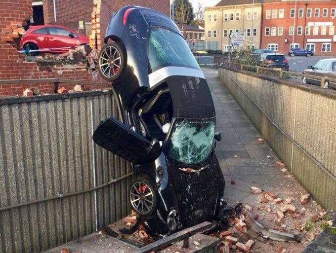 Regno Unito, un 73enne ha sfondato un muro con la sua Porsche 911 Targa