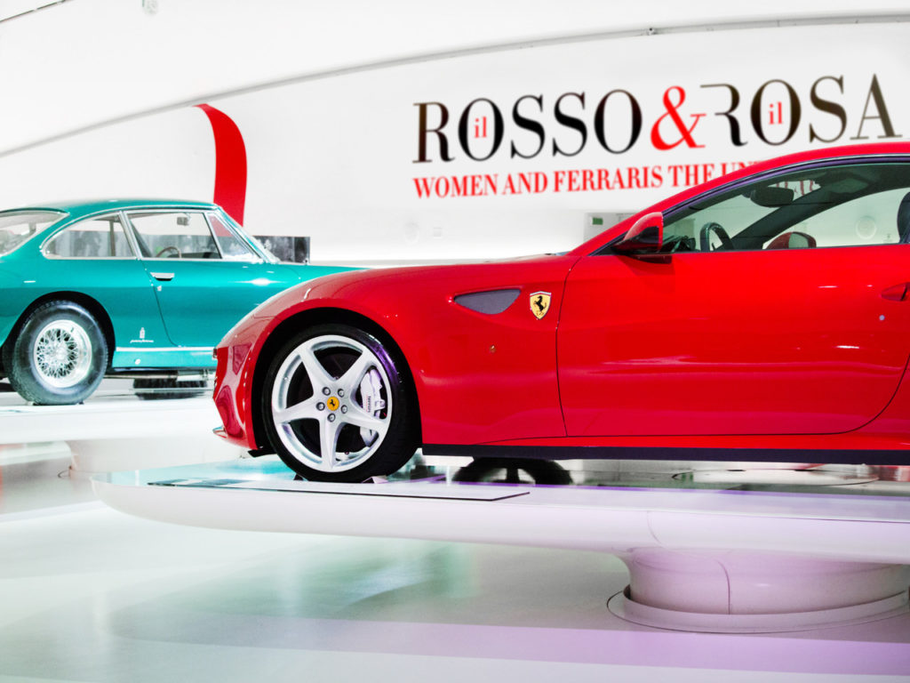 Il Rosso & il Rosa, al Museo Enzo Ferrari la mostra che rende omaggio alle donne