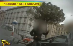 Così viene “rubata” l’auto al parcheggiatore abusivo [VIDEO]