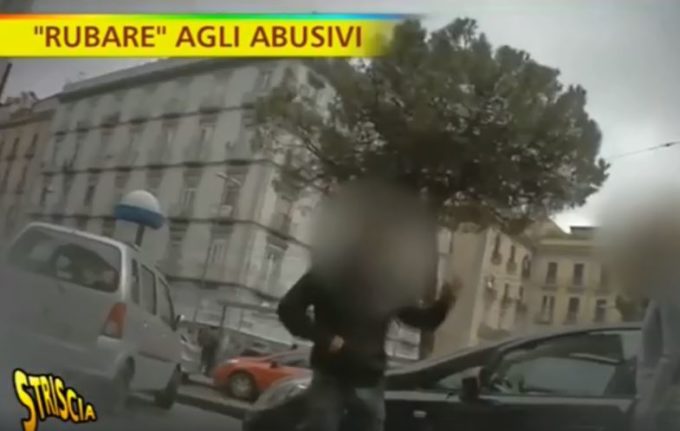 Così viene “rubata” l’auto al parcheggiatore abusivo [VIDEO]