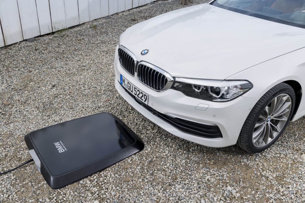 BMW 530e iPerformance: disponibile la ricarica wireless con l’inedito GroundPro