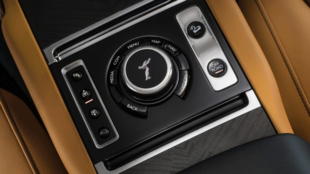 Rolls-Royce Cullinan: TEASER svela il comando multimediale