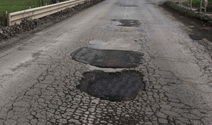 Emergenza buche, a Roma si sperimenta un nuovo asfalto sigillante