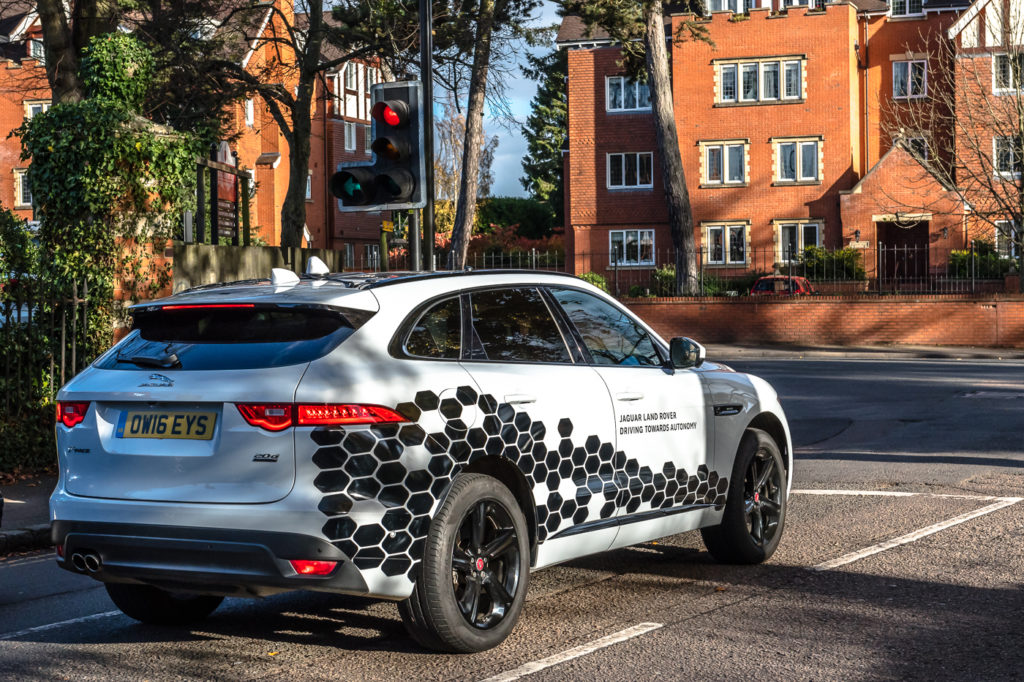 Jaguar Land Rover: veicoli connessi tra di loro per sviluppare la guida autonoma