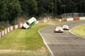 Incidente al Nurburgring: BMW si schianta sul guard-rail e si ribalta [VIDEO]