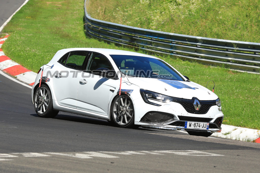Renault Megane R.S. Trophy foto spia 30 giugno 2018