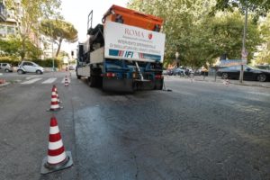 Roma: l’asfalto sigillante si sgretola già dopo un giorno