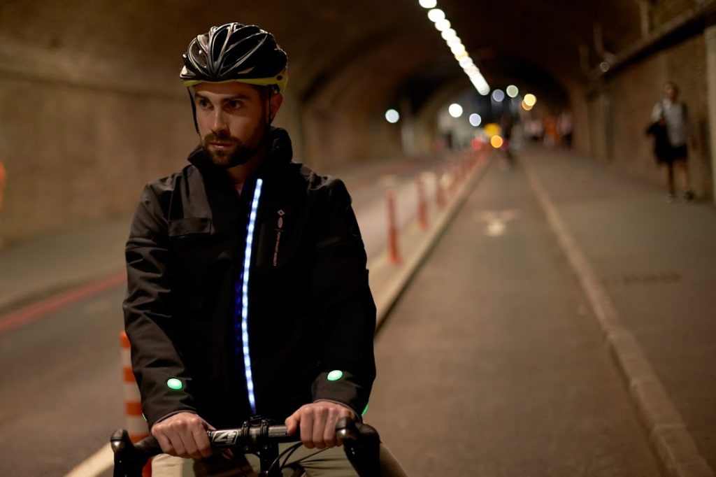 Ford, dall’idea di alcuni dipendenti nasce la Smart Jacket per i ciclisti [VIDEO]