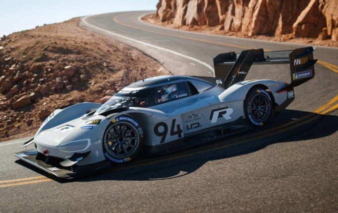 Volkswagen I.D. R, impresa storica dell’elettrica alla Pikes Peak: è record assoluto [VIDEO]