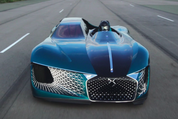 DS X E-Tense, la futuristica dream car scende in strada [VIDEO]