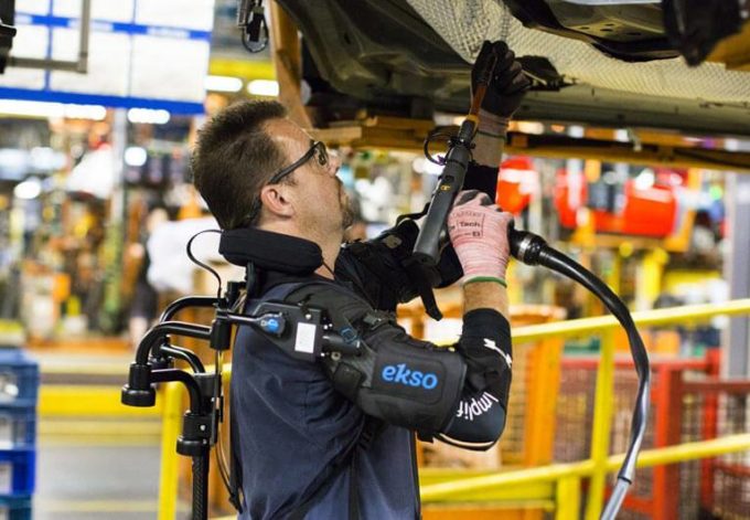 Ford investe in sicurezza con gli esoscheletri per i lavoratori