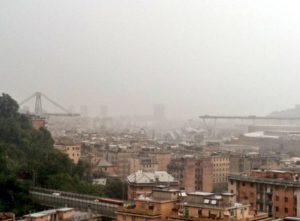 Genova, crolla il ponte sull’autostrada A10: almeno 11 morti, auto e persone sotto le macerie