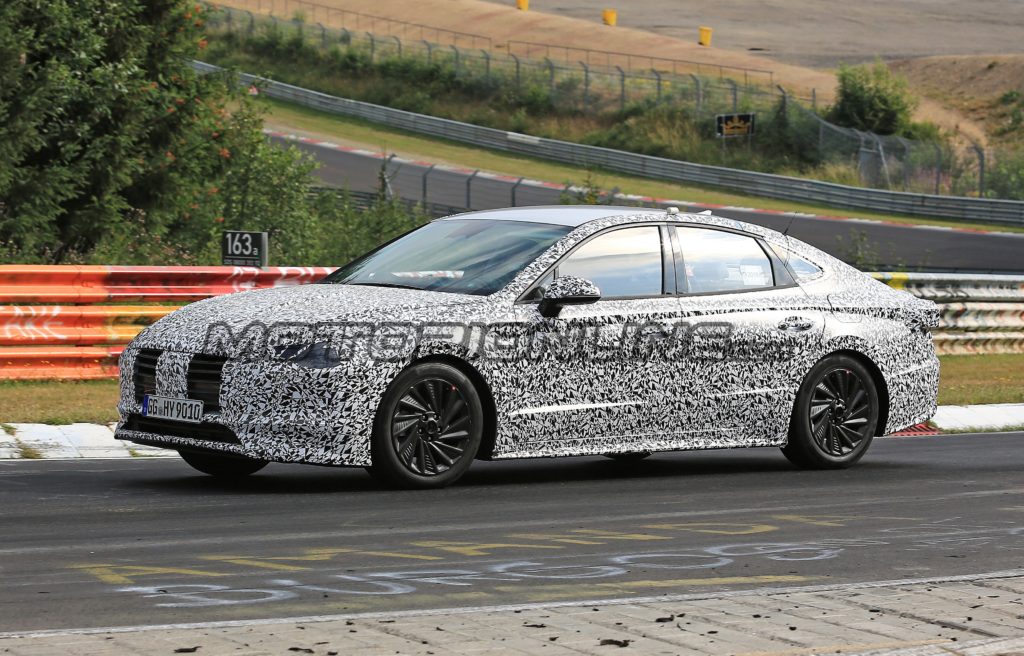 Hyundai i40: la nuova generazione gira al Nurburgring [VIDEO SPIA]