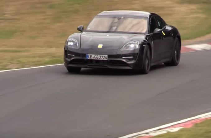 Porsche Taycan, la sportiva elettrica è in pista per i collaudi [VIDEO SPIA]