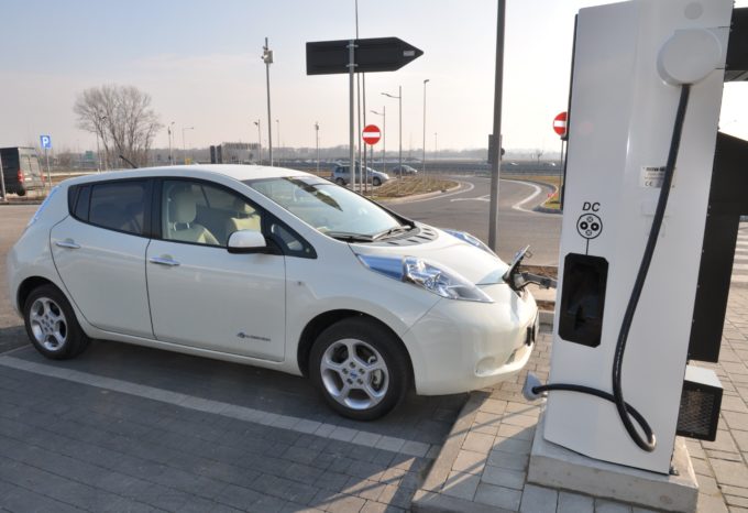 Auto elettriche, boom dei punti di ricarica: saranno 40 milioni entro il 2030