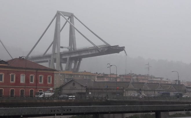 Genova, crollo ponte sull’A10: traffico bloccato e stop anche ai treni