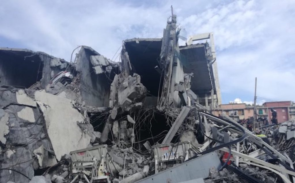 Crollo del ponte a Genova, Autostrade: “Puntuale adempimento degli obblighi concessori”, Toninelli: “Siamo all’indecenza”