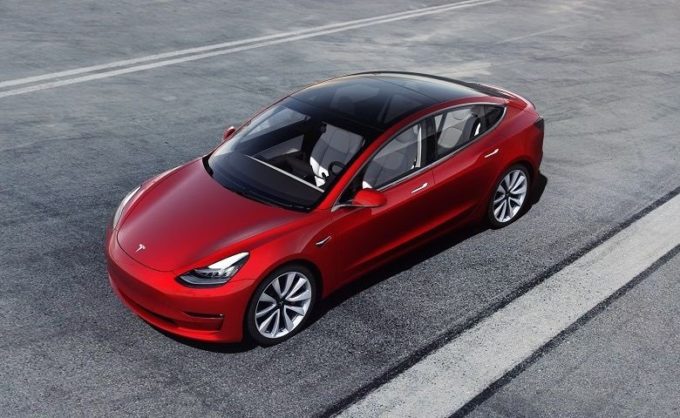 Tesla Model 3: sorpassata la quota di mercato delle concorrenti BMW, Audi e Mercedes negli Stati Uniti