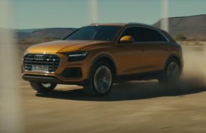 Audi Q8 fa drift nel deserto [VIDEO]