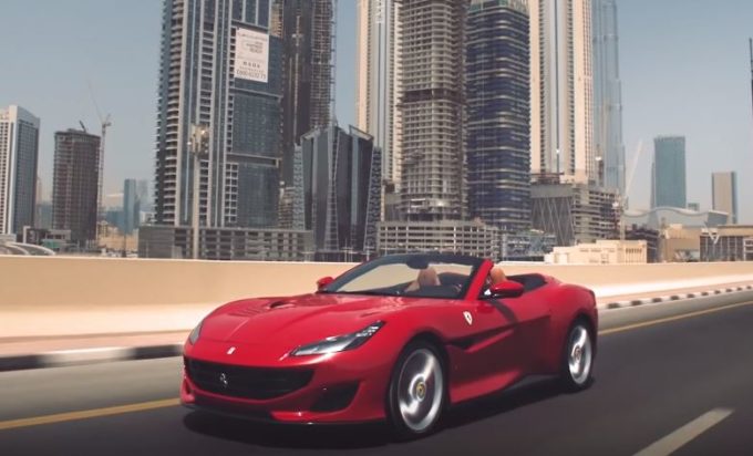 Ferrari Portofino, seduzione rossa tra i grattacieli di Dubai [VIDEO]