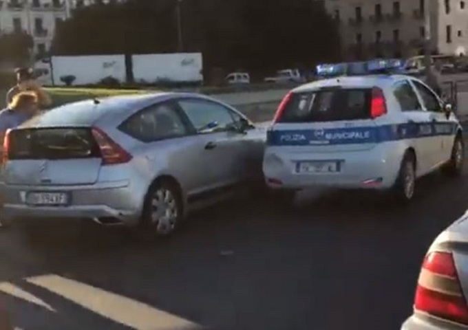 Palermo, i vigili lo multano lui reagisce speronando la loro auto e poi scappa [VIDEO]