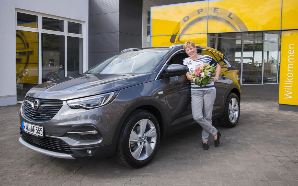 Opel Grandland X festeggia i primi 100.000 ordini