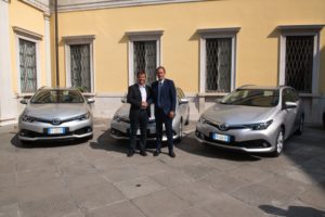 Toyota consegna tre auto Full Hybrid Electric al Comune di Bergamo