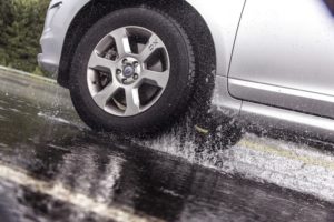 Aquaplaning: Nokian Tyres spiega come evitarlo