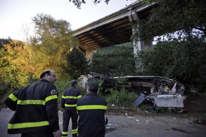Strage del bus di Avellino, la nuova perizia accusa Autostrade: “Guardrail corroso”