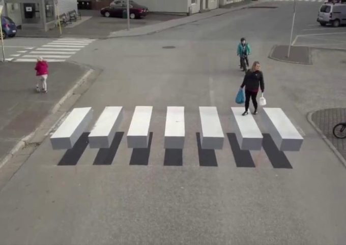 Trieste, in strada spuntano le strisce pedonali in 3D