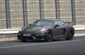 Porsche 718 Cayman GT4 filmata durante i test al Nurburgring [VIDEO SPIA]