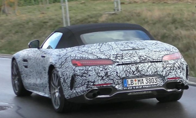 Mercedes-AMG GT Roadster: avvistato un prototipo con uno strano scarico [VIDEO SPIA]