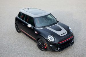 Mini JCW GP tornerà nel 2020, intanto a Los Angeles debutta la Knights Edition [FOTO]