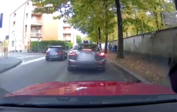 Monza, automobilisti saltano la coda andando in contromano ma il karma li punisce [VIDEO]