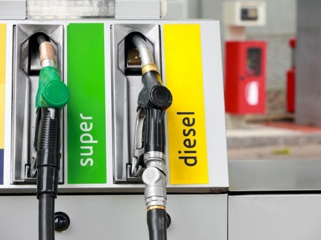 Benzina e diesel: segnalati prezzi leggermente ridotti