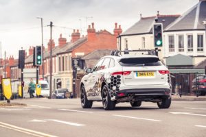 Jaguar Land Rover: il Green Light Optimal Speed Advisory consentirà di evitare i semafori rossi