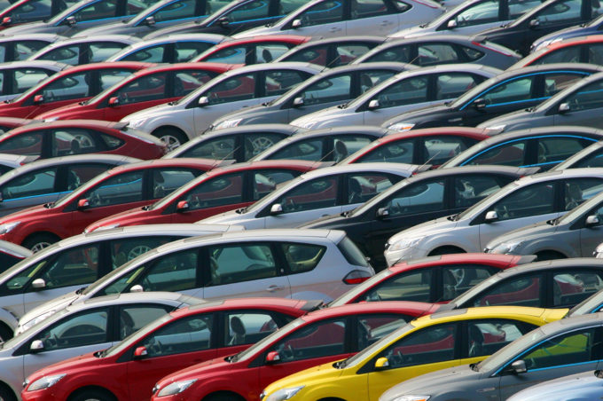 Mercato auto Europa, a ottobre il calo c’è, ma è più contenuto: -7,4%