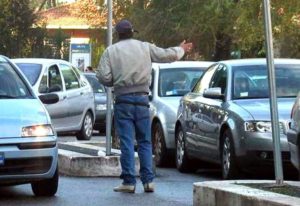 Parcheggiatori abusivi, la stretta nel decreto sicurezza: ora rischiano il carcere