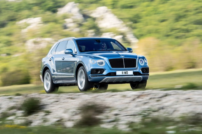 Bentley Bentayga PHEV si aggiorna, posticipata la variante 100% elettrica