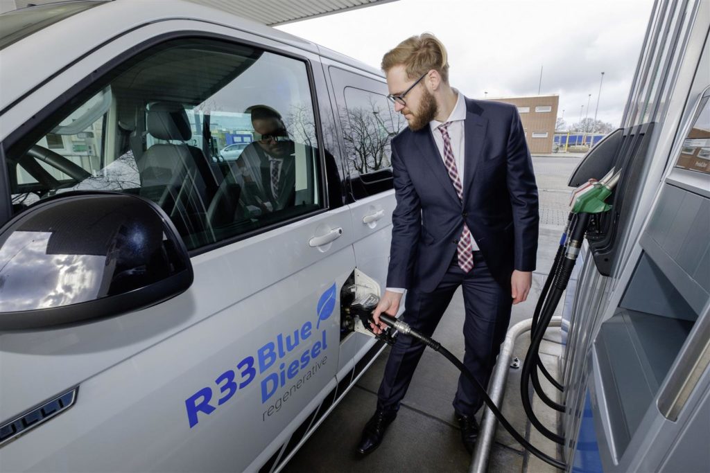 Volkswagen, il nuovo carburante rigenerato R33 BlueDiesel ha superato i test