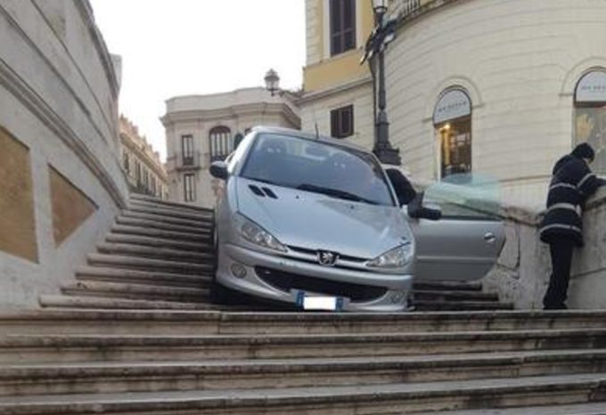 Roma, ubriaco al volante scende con l’auto la scalinata di Trinità dei Monti: denunciato un 27enne